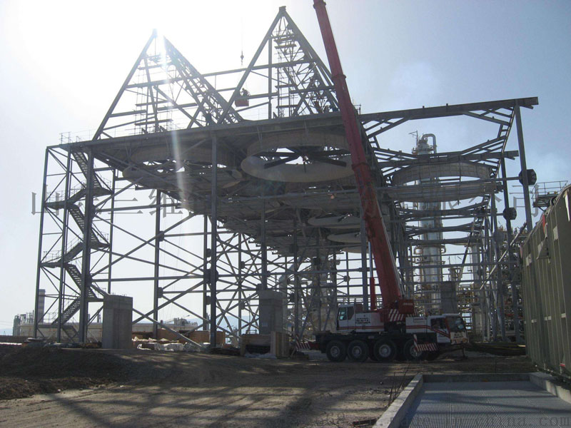 客户闭式冷却塔安装中